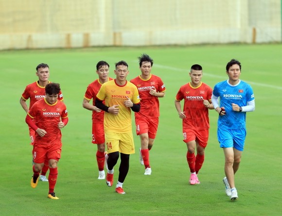 Đội tuyển Việt Nam ra sân tập sau 1 tuần xả trại ảnh 2