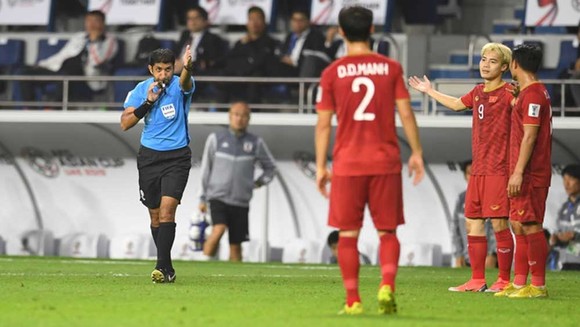 Tiến Linh và các đồng đội gặp lại trọng tài Mohamed Hassan ảnh 1