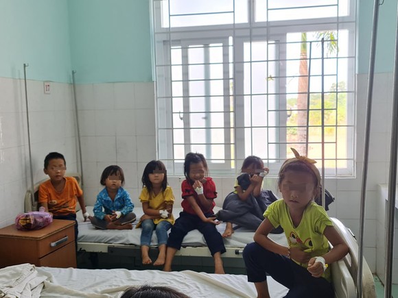 Hơn 100 người nghi ngộ độc sau khi dự tiệc cưới ảnh 1
