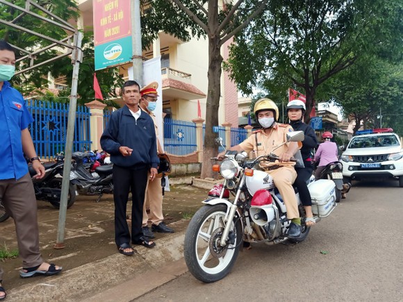 Đắk Lắk: CSGT hỗ trợ kịp thời một thí sinh quên thẻ dự thi ảnh 1
