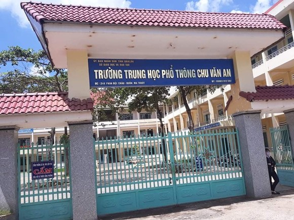 Phê bình Ban giám hiệu nhà trường cho học sinh vùng dịch thi lại ảnh 1