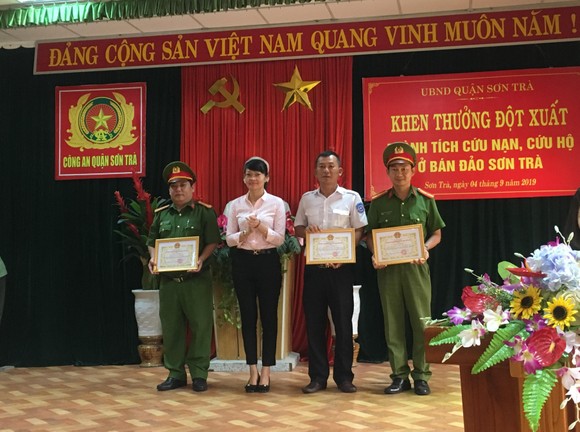 Truy tặng bằng khen cho công dân tử nạn trong lúc cứu người tại bán đảo Sơn Trà ảnh 2