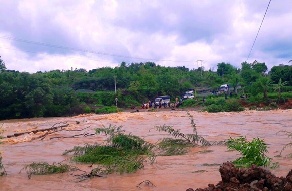 Cầu tràn bị nước nhấn chìm, dân dài cổ chờ nước rút ảnh 2