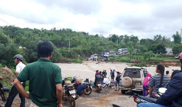 Cầu tràn bị nước nhấn chìm, dân dài cổ chờ nước rút ảnh 1
