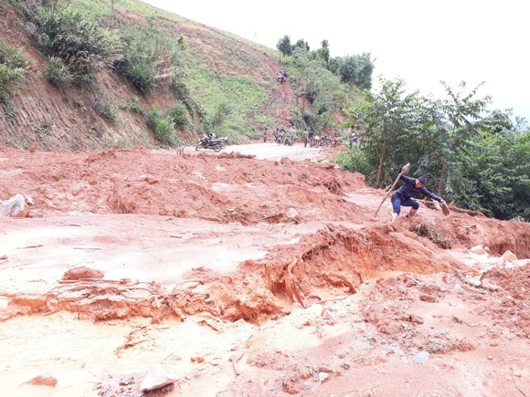 Kon Tum: Đường 482 tỷ xuyên rừng bị sạt lở nghiêm trọng, gây tắc đường ảnh 2