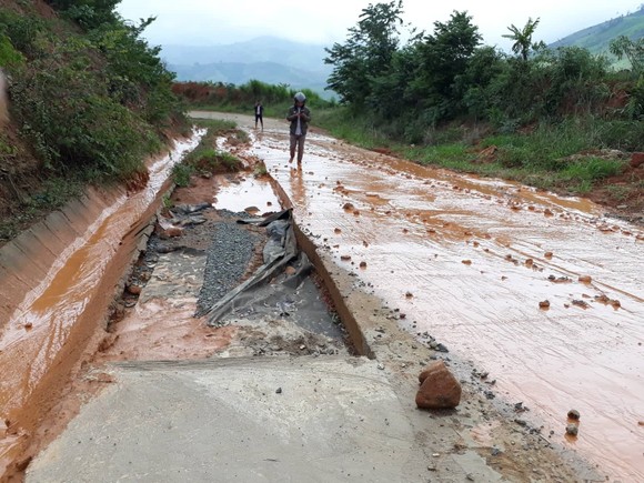Đề nghị khắc phục tuyến đường chưa bàn giao đã sạt lở ảnh 4