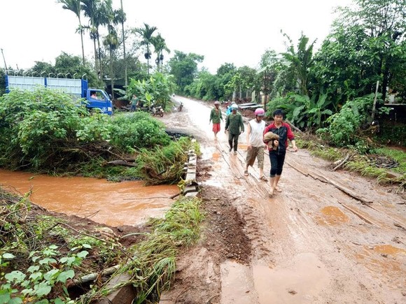 Đi xe máy qua cầu, nam thanh niên bị nước lũ cuốn trôi ảnh 1