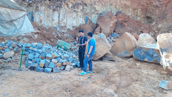 Vụ bắt điểm khai thác đá lậu trong rẫy điều: Xã lập biên bản nhưng “đá tặc” vẫn ung dung khai thác ảnh 1