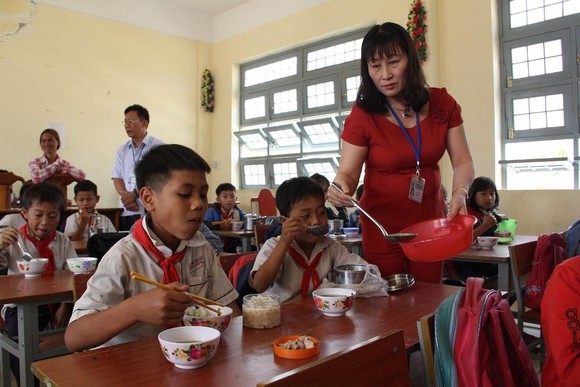 Giáo viên vùng cao nấu cơm trưa miễn phí cho học sinh ảnh 11