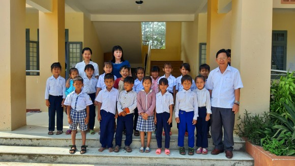 Hỗ trợ tiền để cải thiện bữa cơm cho học sinh nghèo vùng cao ảnh 2