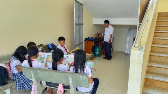 Hỗ trợ tiền để cải thiện bữa cơm cho học sinh nghèo vùng cao ảnh 3