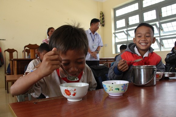 Báo SGGP tiếp sức thầy cô "ngôi trường bỏ tiền túi nấu ăn miễn phí cho học sinh" ảnh 2