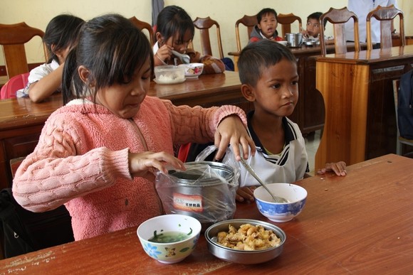 Báo SGGP tiếp sức thầy cô "ngôi trường bỏ tiền túi nấu ăn miễn phí cho học sinh" ảnh 3