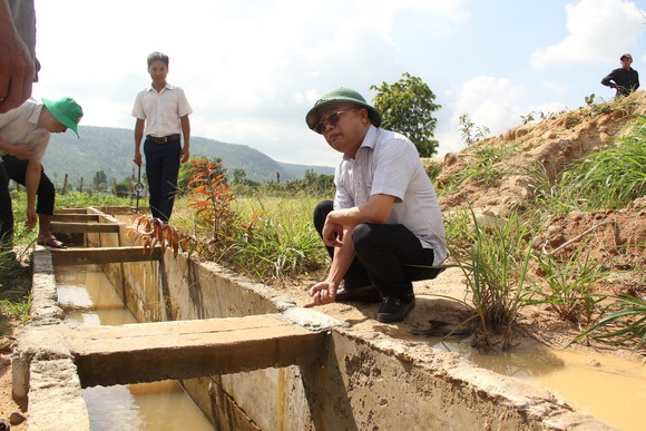 Kiểm tra công trình thủy lợi hơn trăm tỷ chưa bàn giao đã 'nát' ảnh 3