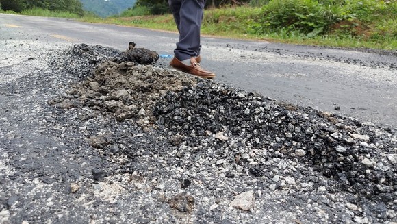 Vụ 'Quốc lộ chưa hết bảo hành đã hư nhiều chỗ': Sửa chữa trước ngày 30-9 ảnh 2