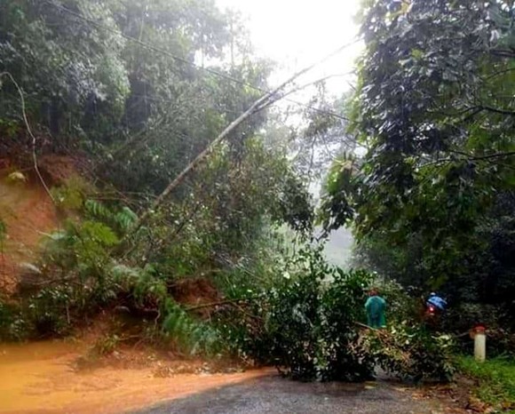 Đi qua điểm sạt lở, một người ở Kon Tum bị nước cuốn tử vong ảnh 1