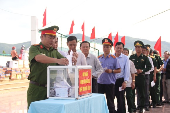 Nhiều cá nhân, đơn vị ủng hộ đồng bào miền Trung bị thiệt hại do mưa lũ ảnh 4