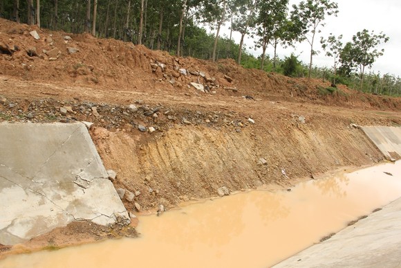 Yêu cầu khắc phục hư hỏng, sạt lở kênh thủy lợi Ia Mơr ảnh 1