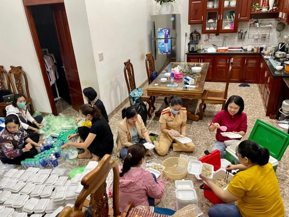 Gia Lai: Công an nấu xôi để “tiếp sức” người dân vùng dịch về quê ảnh 1