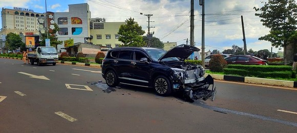 Điều tra các đối tượng tông xe ô tô, nổ súng giữa phố Pleiku ảnh 1