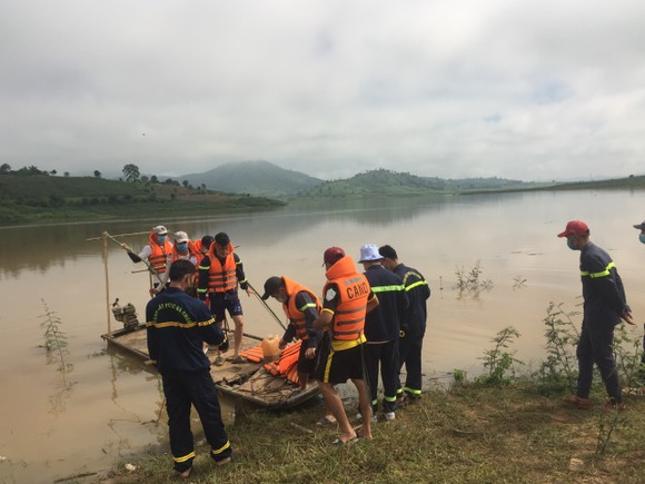 Kon Tum: 2 cháu bé bị nước cuốn khi đi tắm ở lòng hồ thủy điện ảnh 1