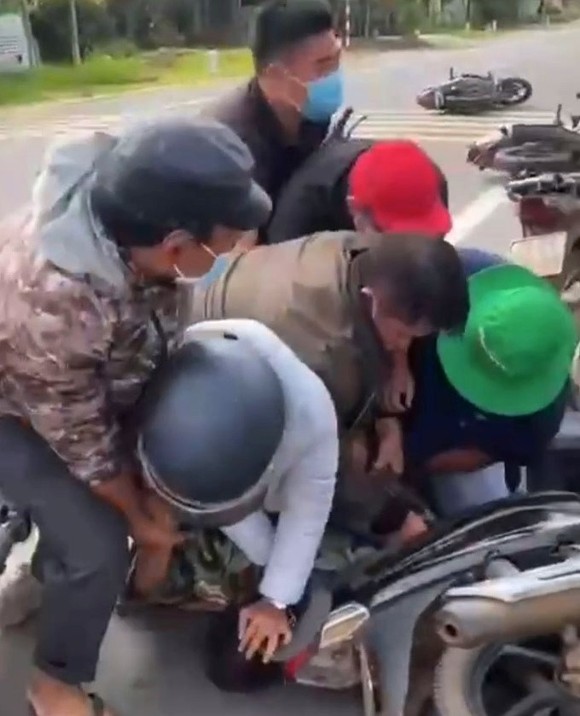 Bắt 2 đối tượng trốn khỏi nhà tạm giữ công an ảnh 1