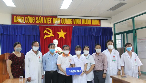Trao 115 triệu đồng cho các trung tâm y tế và chốt kiểm dịch Covid-19 ảnh 4