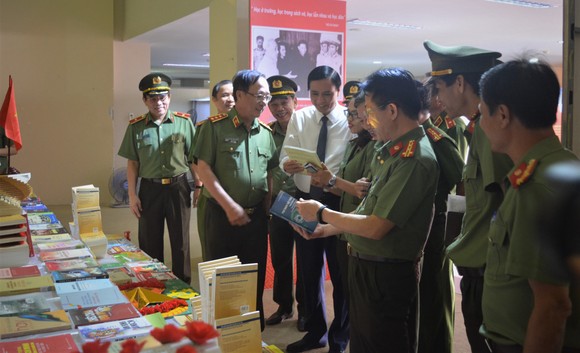 Trưng bày hơn 500 ảnh tư liệu, hiện vật tại triển lãm '75 năm Công an nhân dân' ảnh 2