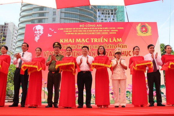 Trưng bày hơn 500 ảnh tư liệu, hiện vật tại triển lãm '75 năm Công an nhân dân' ảnh 1