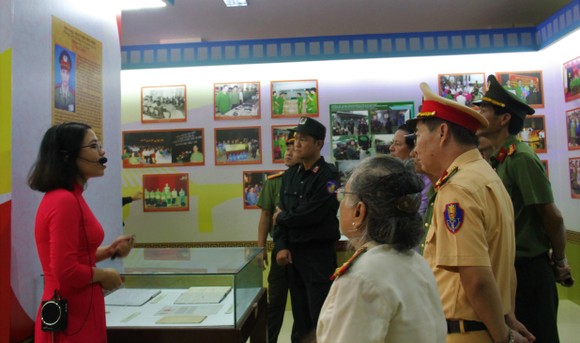 Trưng bày hơn 500 ảnh tư liệu, hiện vật tại triển lãm '75 năm Công an nhân dân' ảnh 3