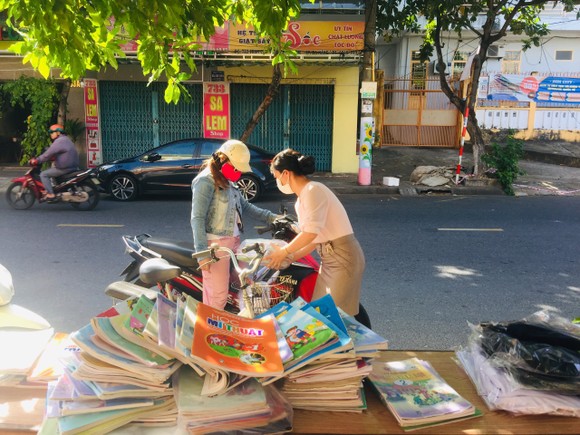 Nhiều mô hình "chia sẻ" sách giúp đỡ học sinh khó khăn ảnh 7