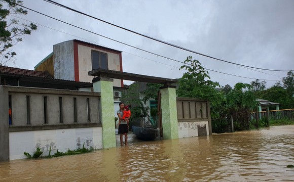 Sinh hoạt của người dân vùng lũ Đà Nẵng ảnh 2