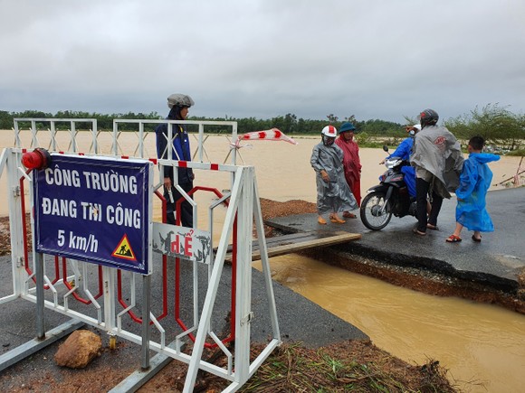 Sinh hoạt của người dân vùng lũ Đà Nẵng ảnh 12