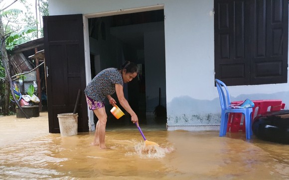 Sinh hoạt của người dân vùng lũ Đà Nẵng ảnh 9