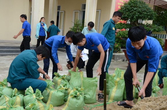 Di dời dân, chằng chống nhà cửa trước cơn bão số 13 ảnh 14