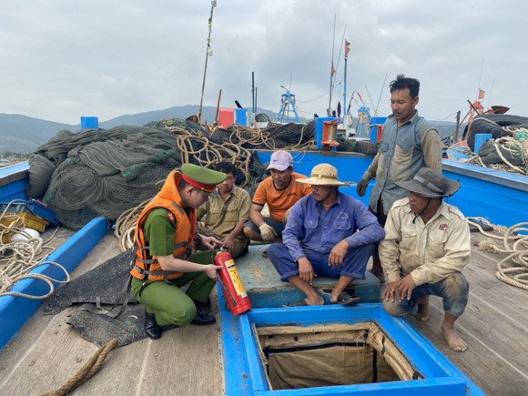 Di dời dân, chằng chống nhà cửa trước cơn bão số 13 ảnh 20