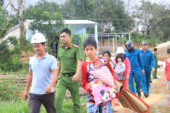 Di dời dân, chằng chống nhà cửa trước cơn bão số 13 ảnh 10