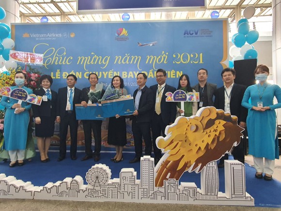 Đà Nẵng đón chuyến bay đầu tiên năm 2021 ảnh 1