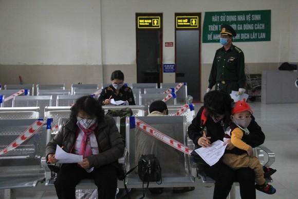Đà Nẵng: Lập chốt chặn phòng dịch, người dân an tâm đón tết ảnh 6