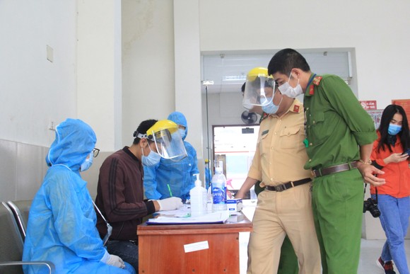Đà Nẵng: Lập chốt chặn phòng dịch, người dân an tâm đón tết ảnh 11