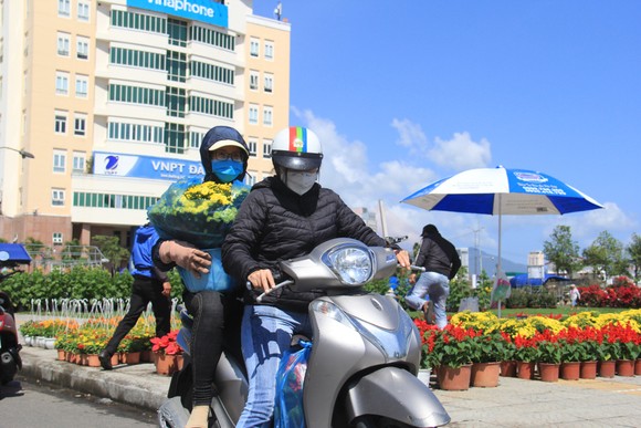 Tiểu thương chợ hoa tết ở Đà Nẵng 'nhớ' người mua ảnh 8