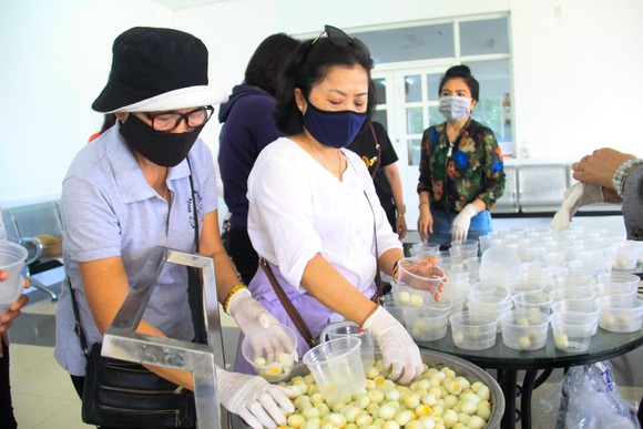 Nghĩa tình từ những suất ăn ảnh 1