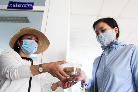 Nghĩa tình từ những suất ăn ảnh 7