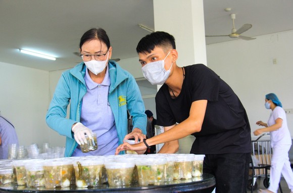 Nghĩa tình từ những suất ăn ảnh 3
