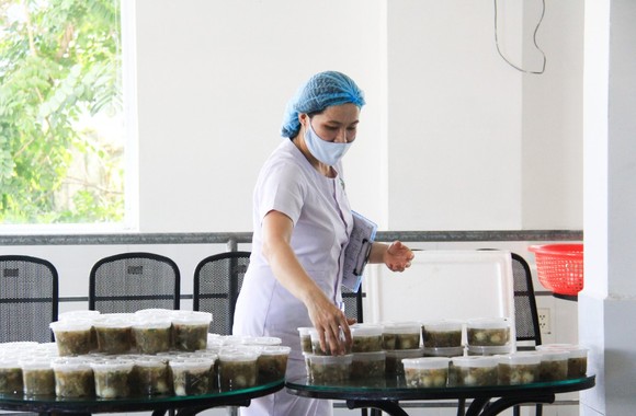 Nghĩa tình từ những suất ăn ảnh 5