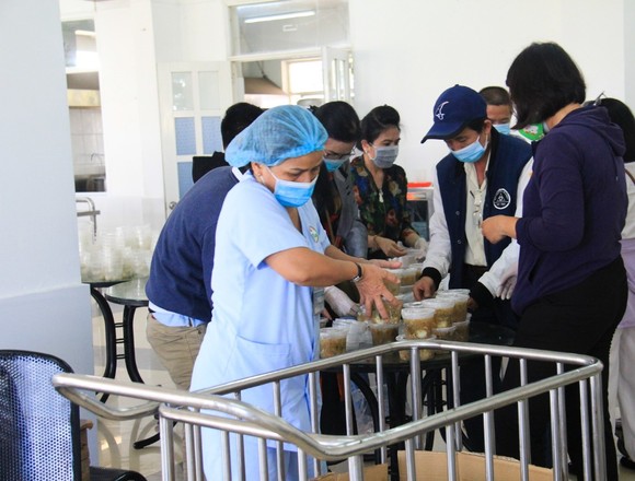 Nghĩa tình từ những suất ăn ảnh 6
