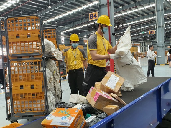 Khai trương hệ thống chia chọn bưu phẩm tự động tại miền Trung ảnh 2