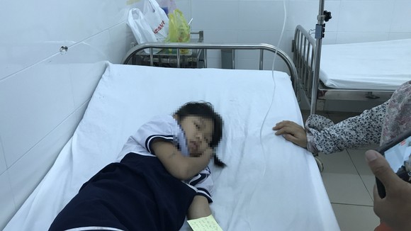 Chơi 'chất nhờn ma quái' slime, 34 học sinh tiểu học nhập viện ảnh 1