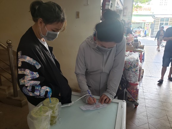 Đà Nẵng: Ngày đầu người dân đi chợ bằng thẻ để phòng chống dịch Covid-19 ảnh 4