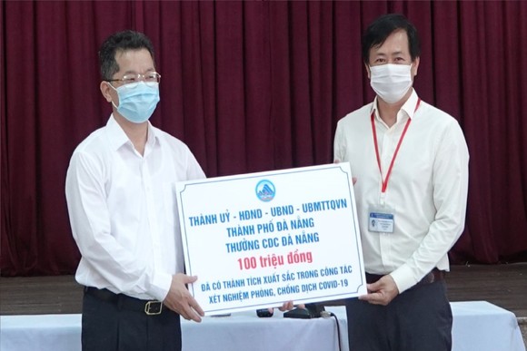 Đà Nẵng: Thưởng 'nóng' hai đơn vị nhiều ngày xuyên đêm truy vết và xét nghiệm thần tốc, khoanh vùng dập dịch ảnh 1